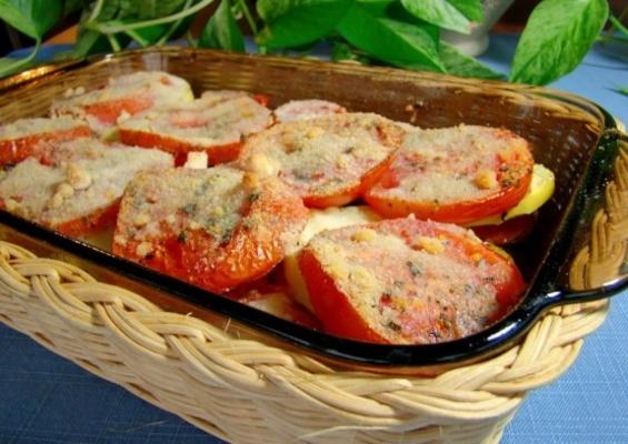 gelaagde courgette en tomaat bakken