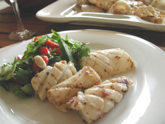 zout en peper inktvis of calamares met komkommer salade
