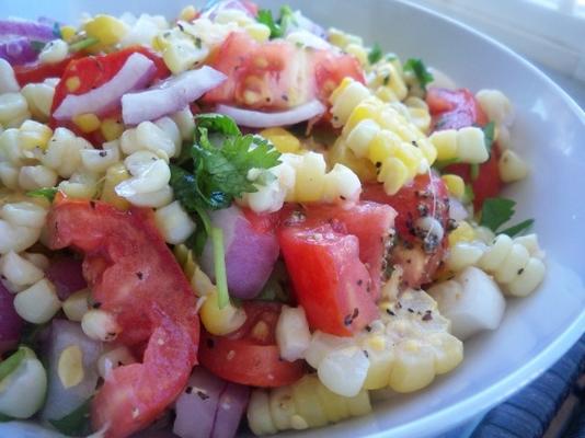 zoete maïs en tomatensalade met verse koriander