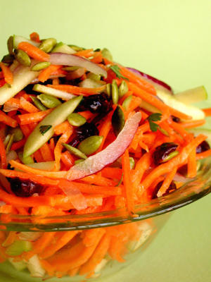 wortel-appel slaw met veenbessen en pompoenpitten