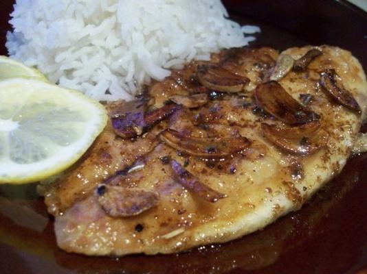 gebakken visfilets met gesneden knoflook en botersaus