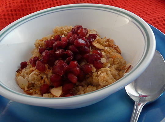 ontbijt met granaatappel, honing en quinoa