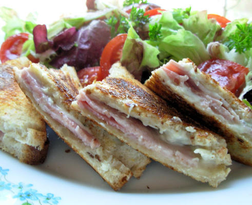 sandwich met gegrilde ham en blauwe kaas - croque monsieur