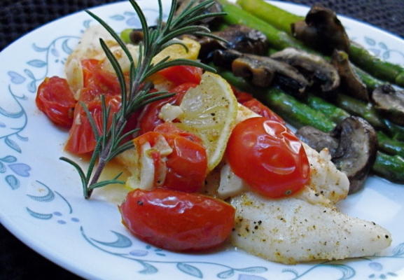 tilapia van foliepak met citroen, rozemarijn en tomaat