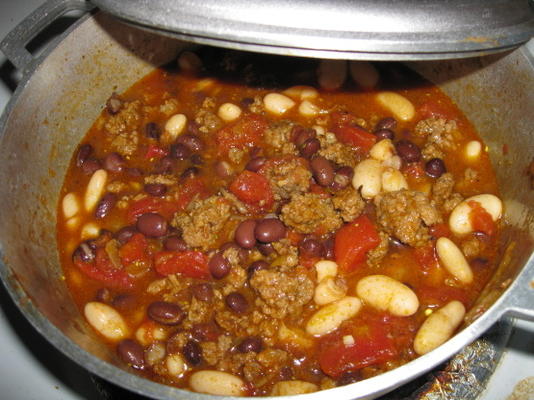 beef and black bean chili met geroosterde komijn crema (bobby flay)