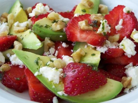 avocado-aardbeisalade met feta en okkernoten in een dragonvin