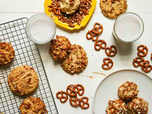 pindakaas pretzel cookies