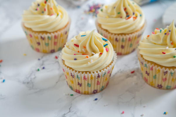 eenvoudige witte cupcakes