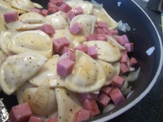 pan gefrituurde pierogies met ham