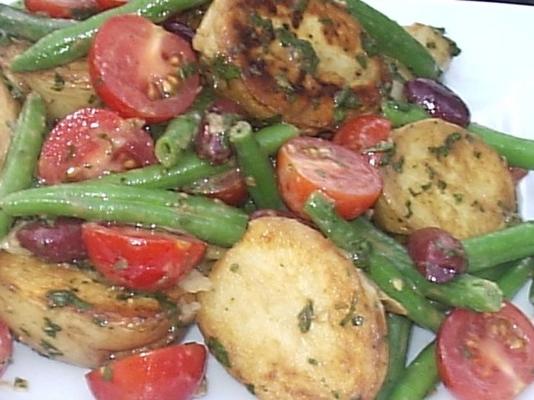 gegrilde baby nieuwe aardappelsalade met Franse groene bonen en mint (