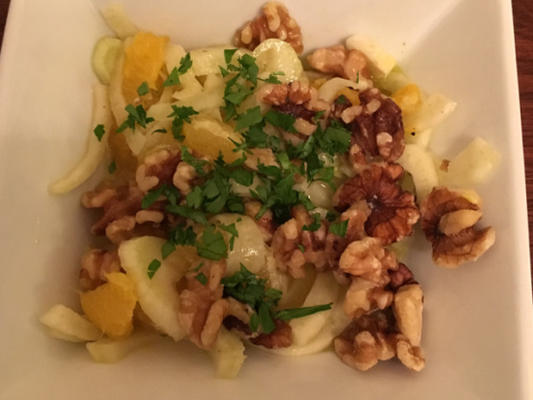 salade van venkel, sinaasappel en walnoot