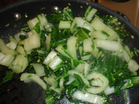 verwelkte knoflook paksoi