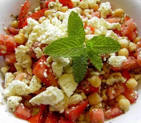 salade met kikkererwten, cherrytomaatjes en feta