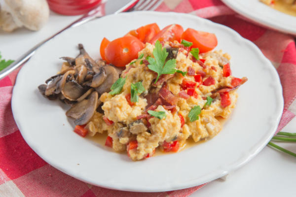 bakinbaby's ontbijt met eieren en champignons