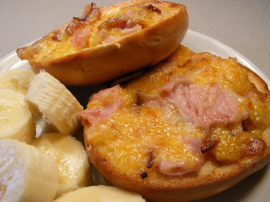 mini-bagels met ham en kaaspizza