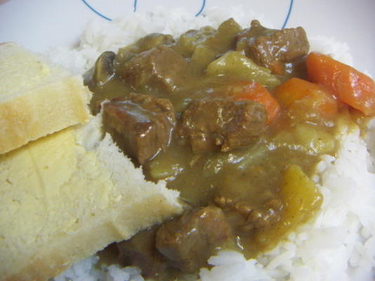 curry rundvleesstoofpot geserveerd met gestoomde rijst