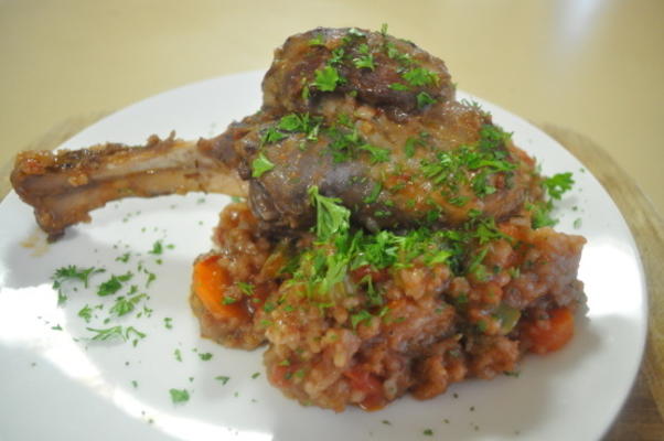 geroosterde lamsschenkel met rode wijn, risotto van tomaten en knoflook