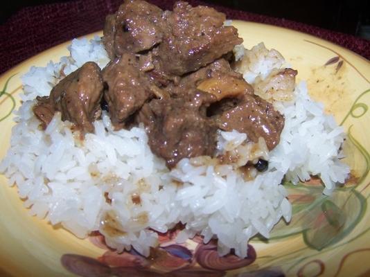 filipijnse rundvlees adobo met kokosmelk