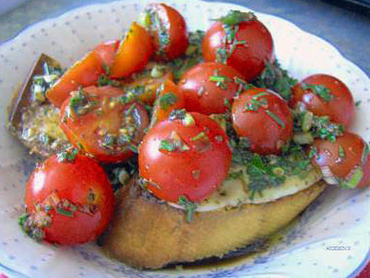 kersentomaten op provolon knoflookbrood