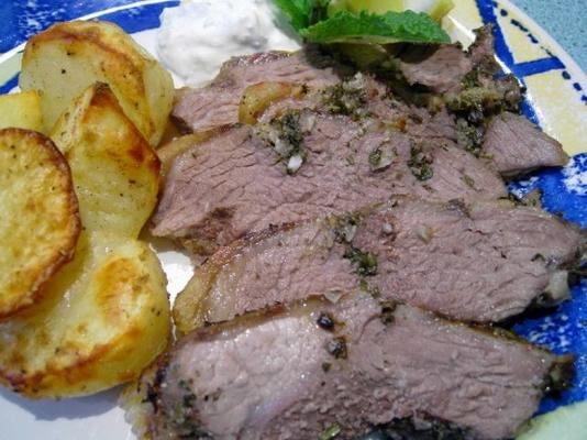 gegrilde botte lamsbout met citroen, kruiden en knoflook