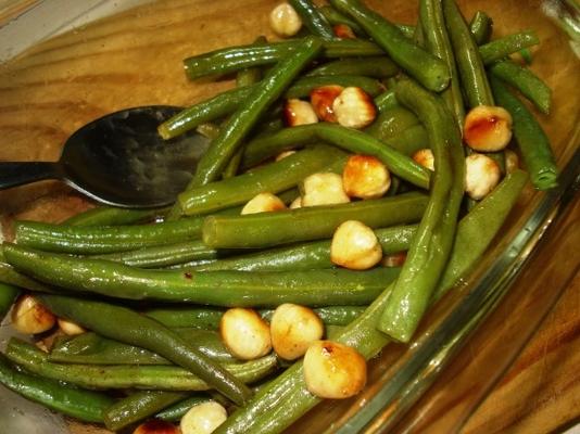 groene bonen met geroosterde hazelnoten