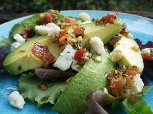 kleine avocado-salades met warme spek peterselie vinaigrette