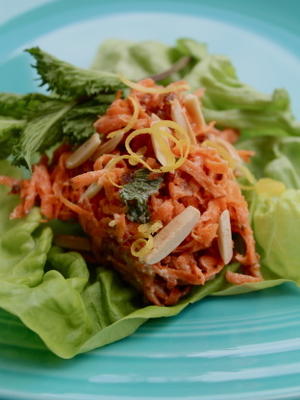 Marokkaanse wortelsalade met dadels en yoghurt (veganistisch)