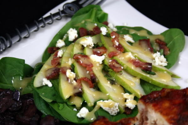 spinazie peren salade w / spek en honing Dijon dressing