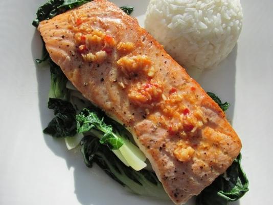zalm met paksoi, Aziatische saus en zalmkuit