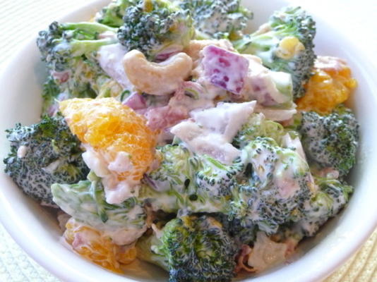 broccolisalade met mandarin sinaasappelen en cachou