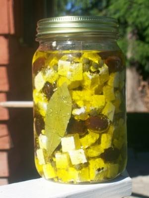 gemarineerde fetakaas met kappertjes en olijven