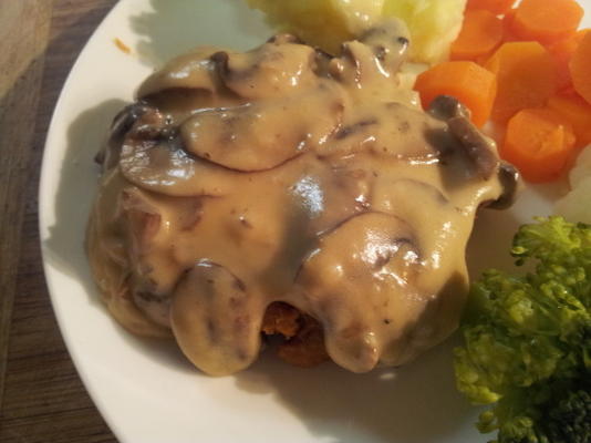 zalmpasteitjes met champignonsaus