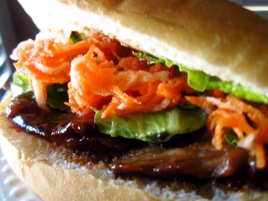 Vietnamees banh mi sandwich met geroosterd rundvlees