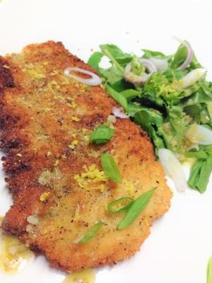 knapperige kippenschnitzel met citroenachtige lente-kruidensalade