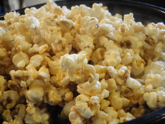 zachte gooey caramel popcorn