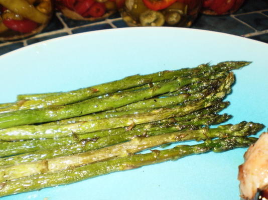 olijfolie en knoflook broiled asperges