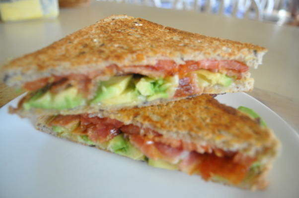 pittige gegrilde bacon en tomatensandwich met avocado