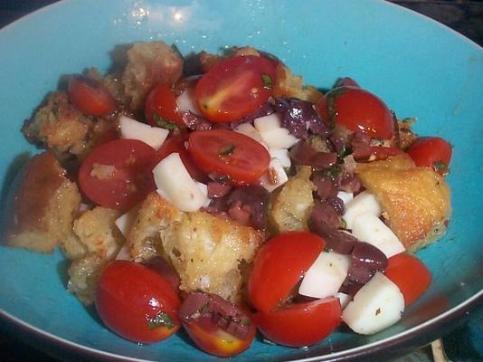 croutonsalade met tomaat en knoflook