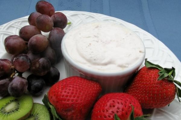 vers fruit met dressing van aardbeienroomkazen