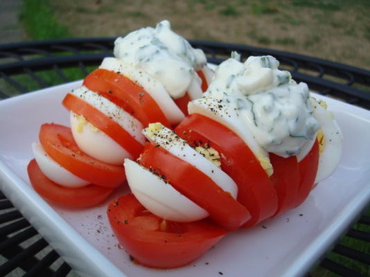 tomates farcies d'oeuf (gevulde tomaat met kruid mayo - frankrijk)