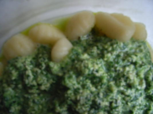 spinazie en ricotta tortellini met ricotta en kruidensaus
