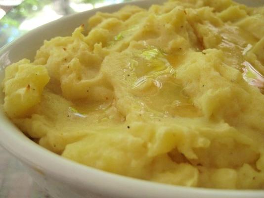vooruitstekende aardappelpuree met gebruinde boter