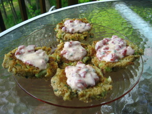 panko-crusted crabcake bijt met geroosterde peper-bieslook aioli