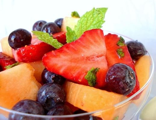 zoete meloen en bessen worp of muntachtige fruitsalade (ww)