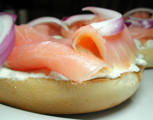 gerookte zalm en roomkaas openen een sandwich voor een