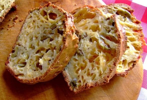 zurie's holle rustieke olijf- en cheddar brood