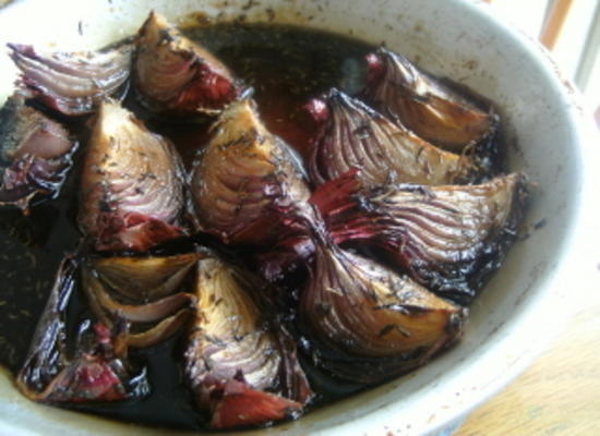 geroosterde rode uien met boter, honing en balsamico