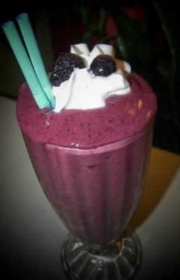 zwart en blauw en frambozensmoothie