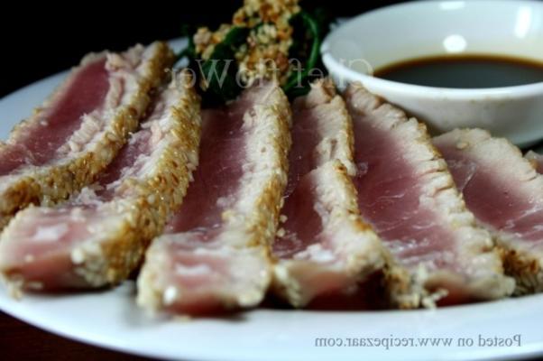sesamkorst tonijn met Japanse onderdompelende saus