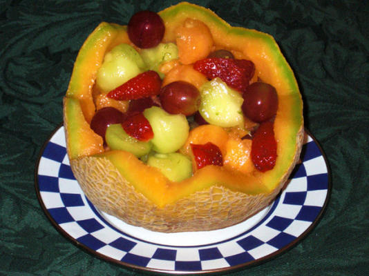 fruitsalade in een mand met meloen